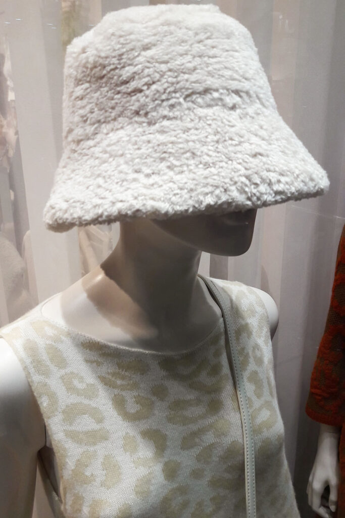 Белая итальянская шляпа панама из искусственного меха.