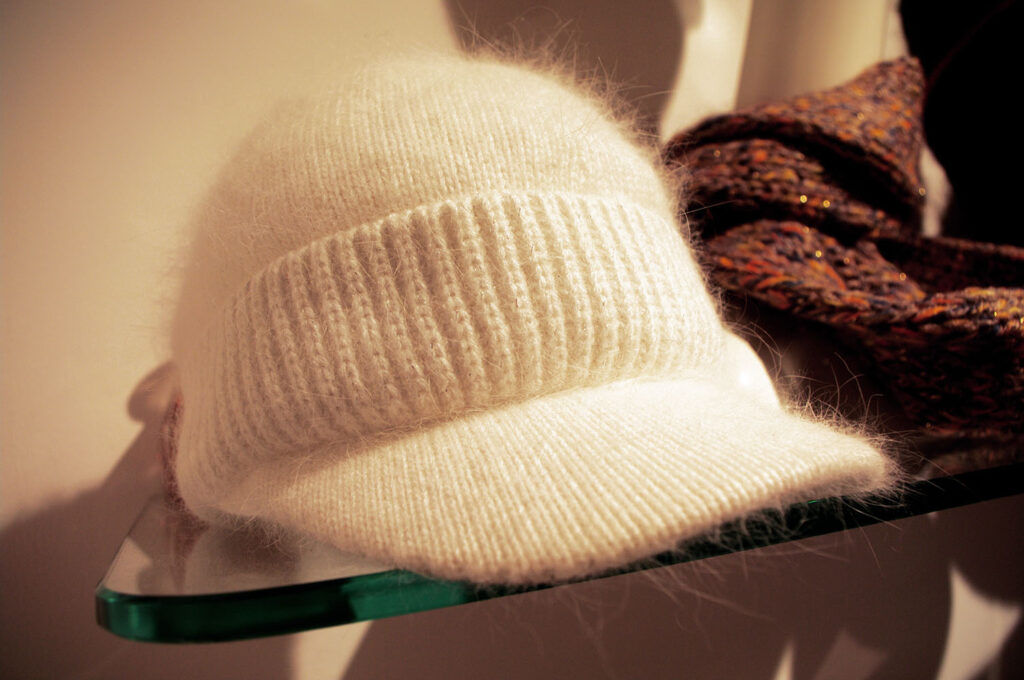 Белая зимняя кепка из ангорской шерсти.