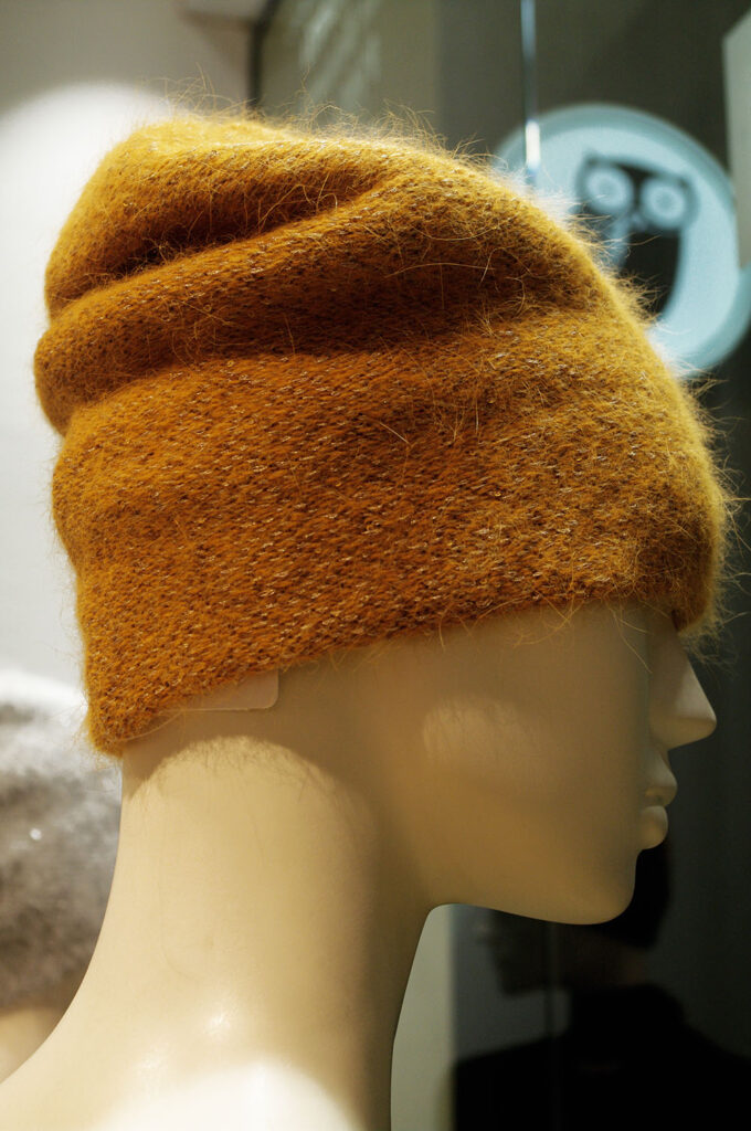 Пастельно-жёлтая зимняя шерстяная шапка.