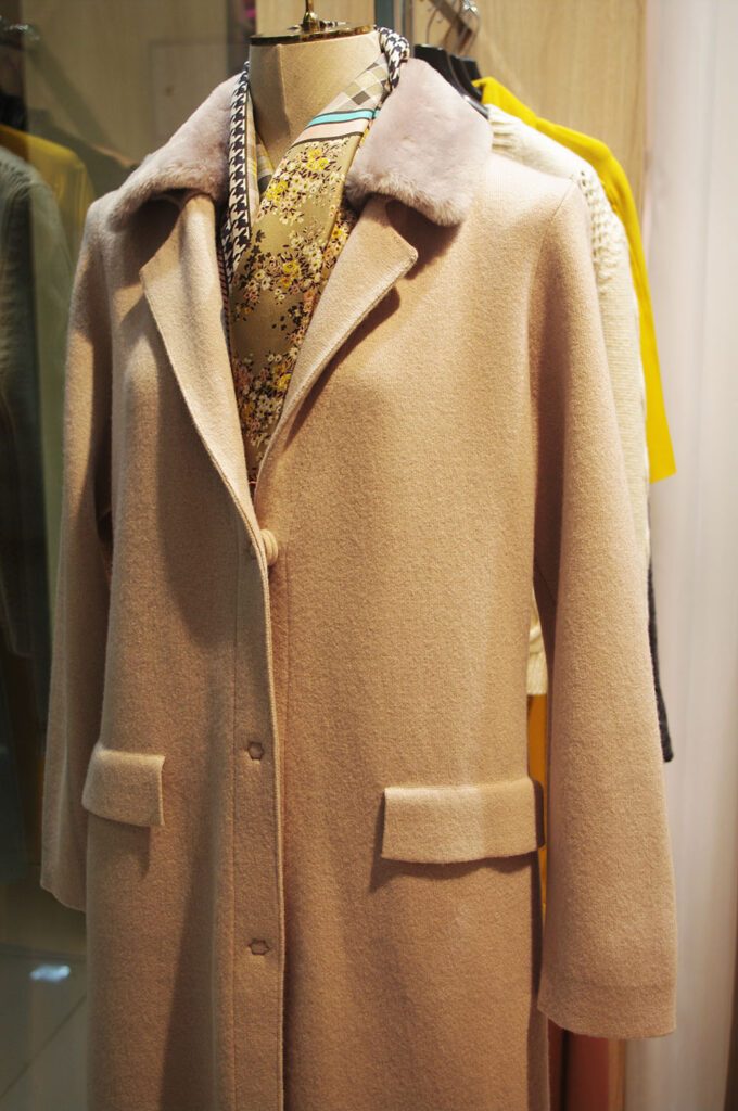 Итальянское шерстяное пальто SUPREMA с воротником из натурального меха.