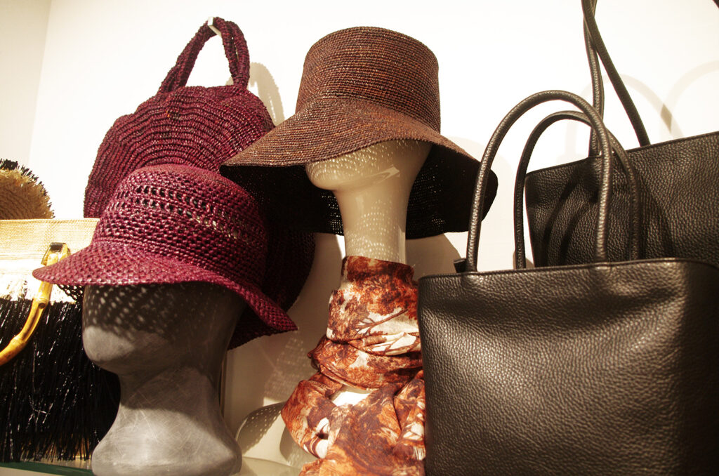 Летние пурпурно-красная и шоколадная итальянские плетеные шляпы.