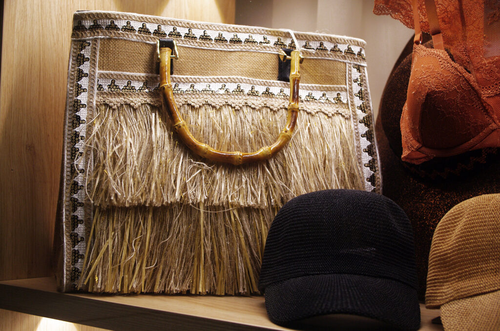 Итальянская сумка PHO Firenze из натуральных волокон с отделкой из тесьмы и бамбуковыми ручками.