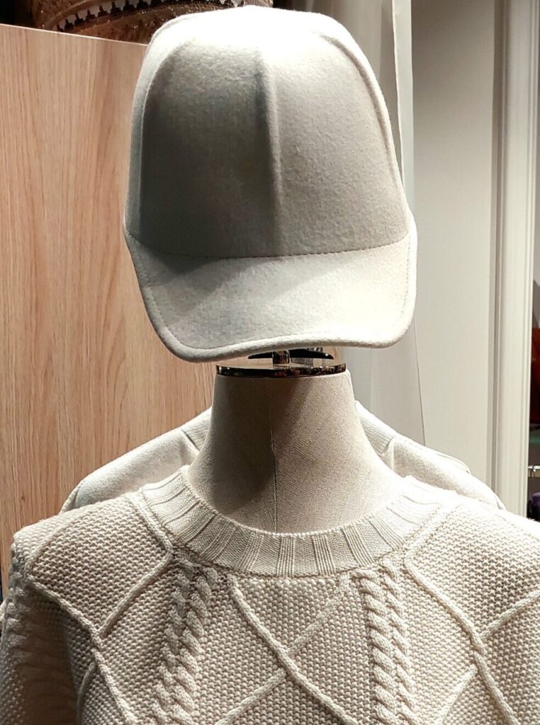 Белый итальянский шерстяной свитер и белая итальянская шерстяная кепка